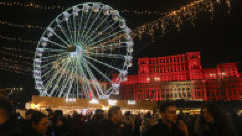 Luminițele de sărbători s-au aprins în București, iar Târgul de Crăciun și-a deschis porțile în Piața Constituției. Foto: Inquam Photos / George Calin | Poza 14 din 30