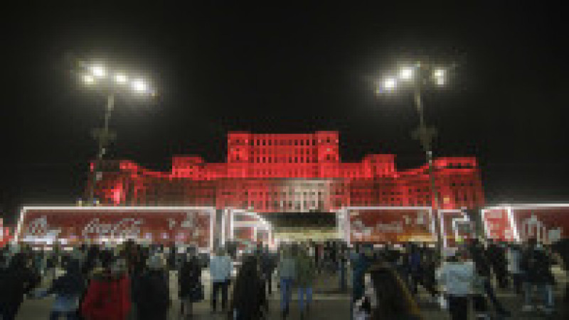 Luminițele de sărbători s-au aprins în București, iar Târgul de Crăciun și-a deschis porțile în Piața Constituției. Foto: Inquam Photos / George Calin | Poza 12 din 30