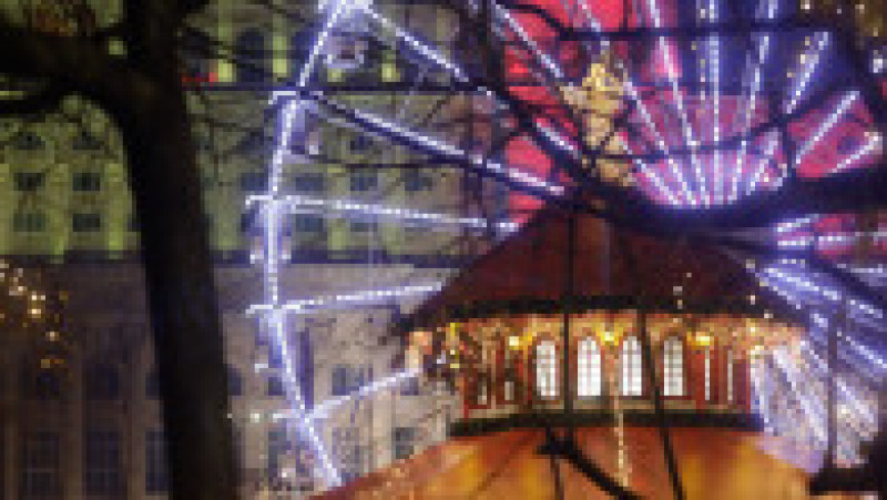 Luminițele de sărbători s-au aprins în București, iar Târgul de Crăciun și-a deschis porțile în Piața Constituției. Foto: Inquam Photos / George Calin | Poza 11 din 30