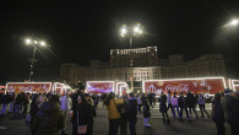 Luminițele de sărbători s-au aprins în București, iar Târgul de Crăciun și-a deschis porțile în Piața Constituției. Foto: Inquam Photos / George Calin | Poza 18 din 30