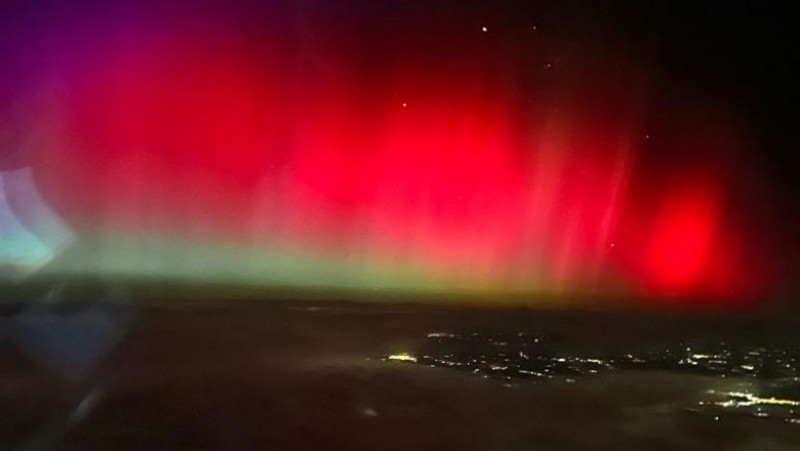 Un pilot al unei aeronave Tarom a surprins „aurora sângerie” din weekend, de la 10.000 de metri altitudine. FOTO: Cezar Osiceanu/ Facebook: Jurnal de vreme
