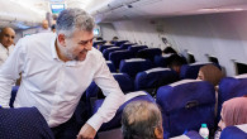 Marcel Ciolacu, în avion, alături de românii aduși din Fâșia Gaza. Foto: Guvern | Poza 4 din 4