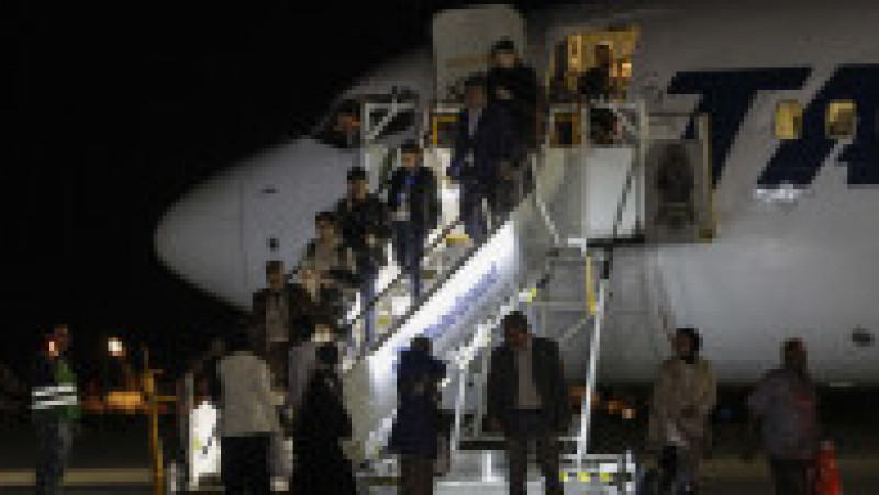 129 de cetățeni români și cetățeni din Republica Moldova au sosit cu un avion împreună cu premierul Marcel Ciolacu și ministrul de externe Luminița Odobescu. Foto: Inquam Photos/ Octav Ganea | Poza 1 din 7