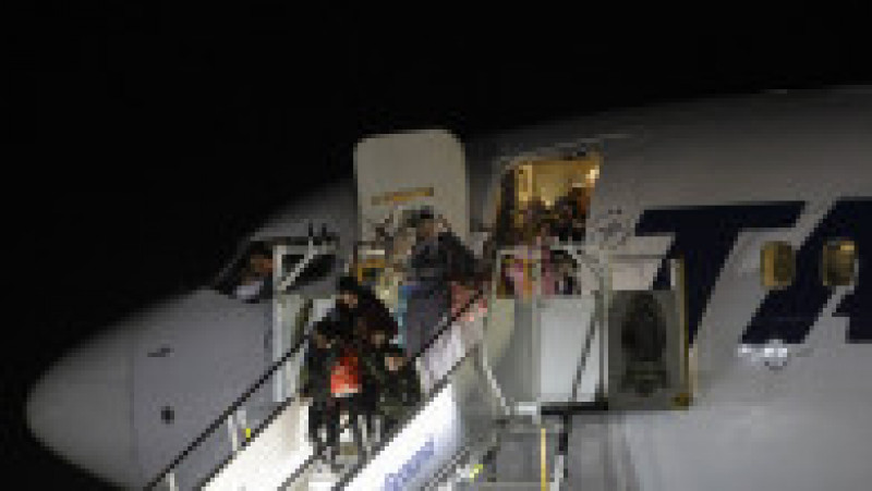 129 de cetățeni români și cetățeni din Republica Moldova au sosit cu un avion împreună cu premierul Marcel Ciolacu și ministrul de externe Luminița Odobescu. Foto: Inquam Photos/ Octav Ganea | Poza 6 din 7