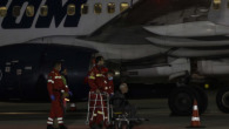 129 de cetățeni români și cetățeni din Republica Moldova au sosit cu un avion împreună cu premierul Marcel Ciolacu și ministrul de externe Luminița Odobescu. Foto: Inquam Photos/ Octav Ganea | Poza 2 din 7