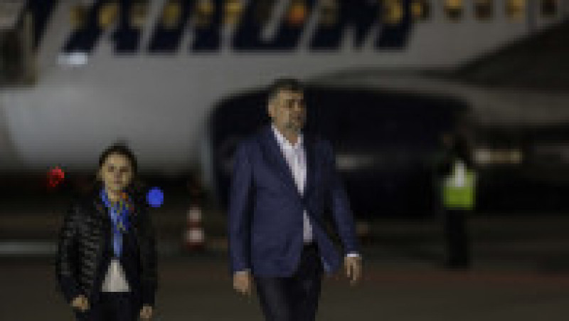 129 de cetățeni români și cetățeni din Republica Moldova au sosit cu un avion împreună cu premierul Marcel Ciolacu și ministrul de externe Luminița Odobescu. Foto: Inquam Photos/ Octav Ganea | Poza 3 din 7