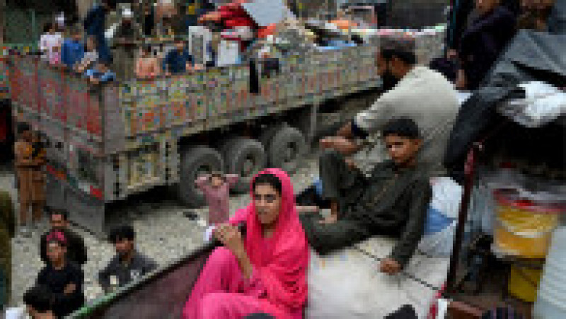 Aproximativ 200.000 de afgani au plecat deja din Pakistan, țară care a impus ca cetățenii străini care locuiesc ilegal să plece din țară până în 1 noiembrie. FOTO: Profimedia Images | Poza 15 din 15