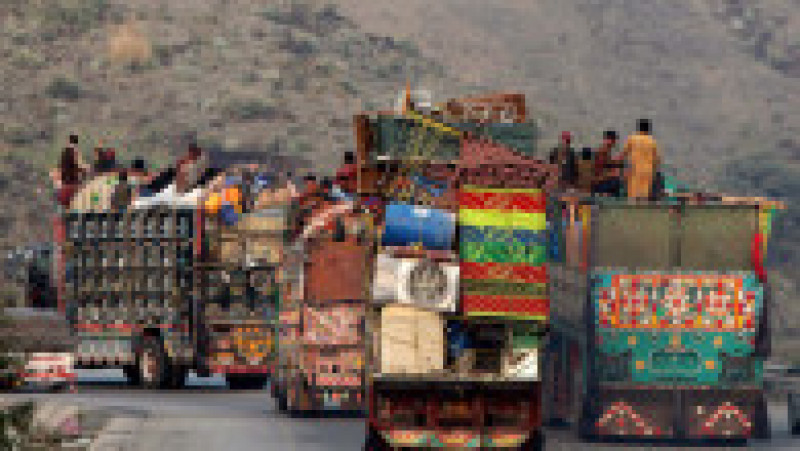 Aproximativ 200.000 de afgani au plecat deja din Pakistan, țară care a impus ca cetățenii străini care locuiesc ilegal să plece din țară până în 1 noiembrie. FOTO: Profimedia Images | Poza 6 din 15