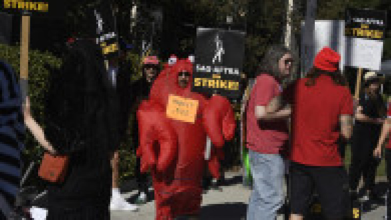 "Fantomele şi vampirii sunt bineveniţi, dar vă rugăm să puneţi costumele de supererou Barbie sau Marvel în dulap": actorii de la Hollywood au celebrat Halloweenul, marţi seară, boicotând universul cinematografic al marilor studiouri împotriva cărora se află în grevă. Sursa foto: Profimedia Images | Poza 22 din 45