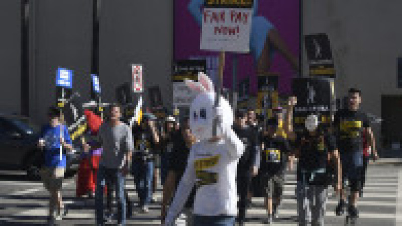 "Fantomele şi vampirii sunt bineveniţi, dar vă rugăm să puneţi costumele de supererou Barbie sau Marvel în dulap": actorii de la Hollywood au celebrat Halloweenul, marţi seară, boicotând universul cinematografic al marilor studiouri împotriva cărora se află în grevă. Sursa foto: Profimedia Images | Poza 19 din 45