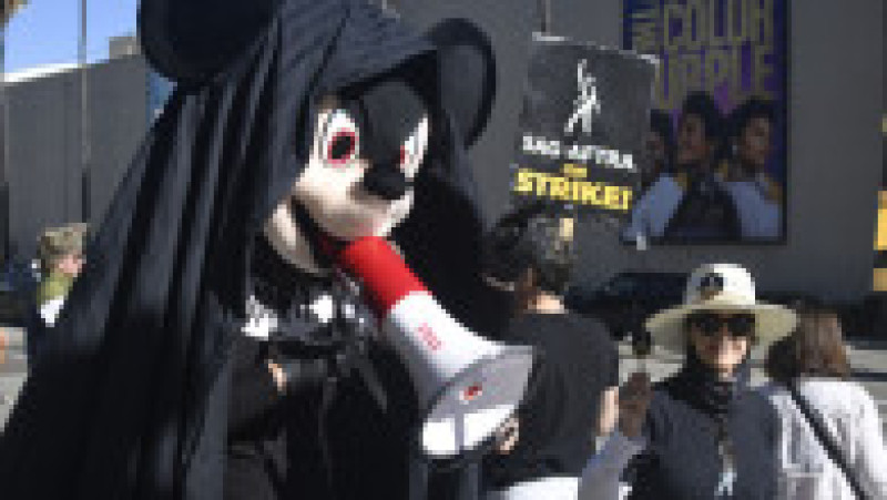 "Fantomele şi vampirii sunt bineveniţi, dar vă rugăm să puneţi costumele de supererou Barbie sau Marvel în dulap": actorii de la Hollywood au celebrat Halloweenul, marţi seară, boicotând universul cinematografic al marilor studiouri împotriva cărora se află în grevă. Sursa foto: Profimedia Images | Poza 20 din 45