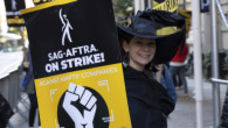 "Fantomele şi vampirii sunt bineveniţi, dar vă rugăm să puneţi costumele de supererou Barbie sau Marvel în dulap": actorii de la Hollywood au celebrat Halloweenul, marţi seară, boicotând universul cinematografic al marilor studiouri împotriva cărora se află în grevă. Sursa foto: Profimedia Images | Poza 6 din 45