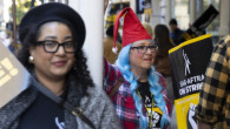 "Fantomele şi vampirii sunt bineveniţi, dar vă rugăm să puneţi costumele de supererou Barbie sau Marvel în dulap": actorii de la Hollywood au celebrat Halloweenul, marţi seară, boicotând universul cinematografic al marilor studiouri împotriva cărora se află în grevă. Sursa foto: Profimedia Images | Poza 8 din 45