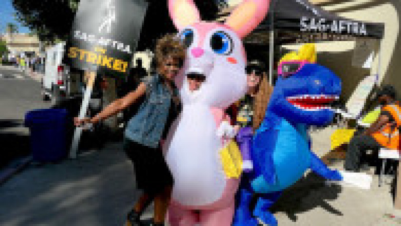 "Fantomele şi vampirii sunt bineveniţi, dar vă rugăm să puneţi costumele de supererou Barbie sau Marvel în dulap": actorii de la Hollywood au celebrat Halloweenul, marţi seară, boicotând universul cinematografic al marilor studiouri împotriva cărora se află în grevă. Sursa foto: Profimedia Images | Poza 13 din 45