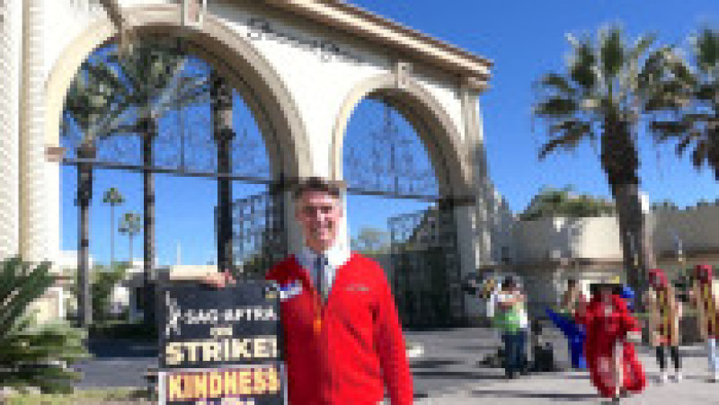 "Fantomele şi vampirii sunt bineveniţi, dar vă rugăm să puneţi costumele de supererou Barbie sau Marvel în dulap": actorii de la Hollywood au celebrat Halloweenul, marţi seară, boicotând universul cinematografic al marilor studiouri împotriva cărora se află în grevă. Sursa foto: Profimedia Images | Poza 16 din 45