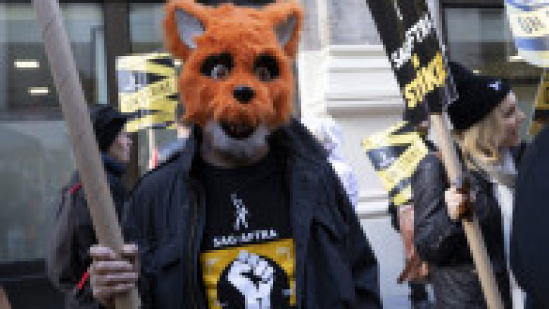 "Fantomele şi vampirii sunt bineveniţi, dar vă rugăm să puneţi costumele de supererou Barbie sau Marvel în dulap": actorii de la Hollywood au celebrat Halloweenul, marţi seară, boicotând universul cinematografic al marilor studiouri împotriva cărora se află în grevă. Sursa foto: Profimedia Images | Poza 10 din 45