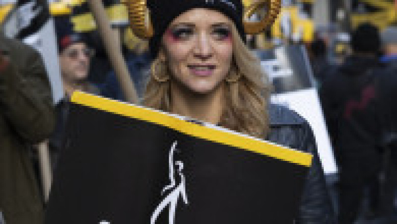 "Fantomele şi vampirii sunt bineveniţi, dar vă rugăm să puneţi costumele de supererou Barbie sau Marvel în dulap": actorii de la Hollywood au celebrat Halloweenul, marţi seară, boicotând universul cinematografic al marilor studiouri împotriva cărora se află în grevă. Sursa foto: Profimedia Images | Poza 11 din 45