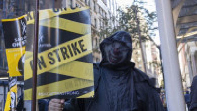 "Fantomele şi vampirii sunt bineveniţi, dar vă rugăm să puneţi costumele de supererou Barbie sau Marvel în dulap": actorii de la Hollywood au celebrat Halloweenul, marţi seară, boicotând universul cinematografic al marilor studiouri împotriva cărora se află în grevă. Sursa foto: Profimedia Images | Poza 35 din 45