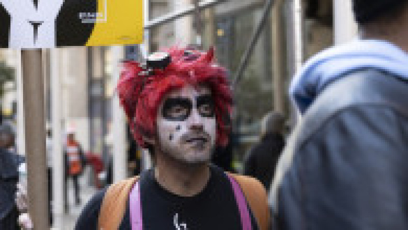 "Fantomele şi vampirii sunt bineveniţi, dar vă rugăm să puneţi costumele de supererou Barbie sau Marvel în dulap": actorii de la Hollywood au celebrat Halloweenul, marţi seară, boicotând universul cinematografic al marilor studiouri împotriva cărora se află în grevă. Sursa foto: Profimedia Images | Poza 30 din 45