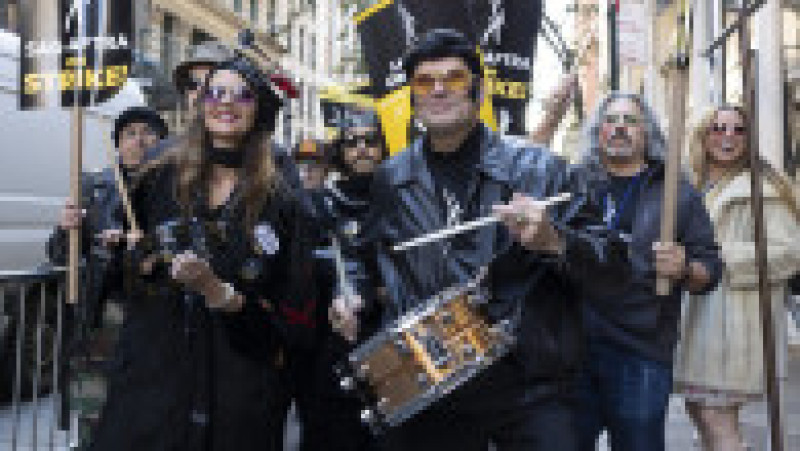 "Fantomele şi vampirii sunt bineveniţi, dar vă rugăm să puneţi costumele de supererou Barbie sau Marvel în dulap": actorii de la Hollywood au celebrat Halloweenul, marţi seară, boicotând universul cinematografic al marilor studiouri împotriva cărora se află în grevă. Sursa foto: Profimedia Images | Poza 45 din 45