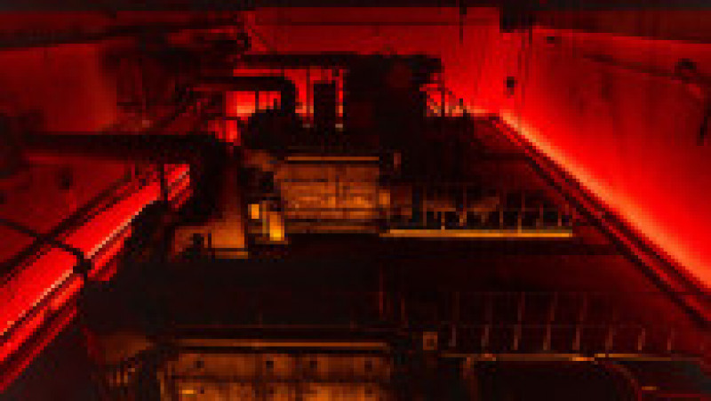 Odată ajunși într-o cameră de control de unde se poate observa camera motoarelor, turiștii sunt întâmpinați de o lumină roșie care marchează perimentrul sălii. Foto: Profimedia Images | Poza 6 din 13