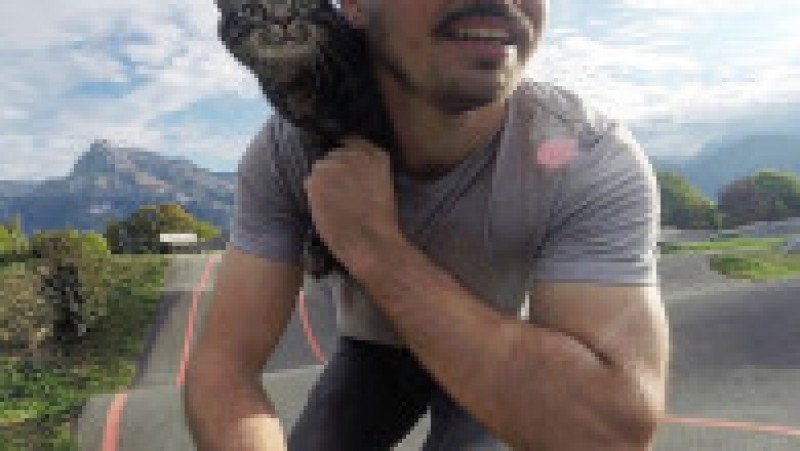 Un francez pasionat de ciclism și sporturi extreme și-a găsit un companion neobișnuit pentru aventurile lui - o pisică FOTO: Profimedia Images | Poza 2 din 48