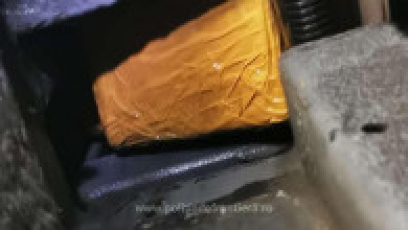 Bijuterii din aur descoperite la motorul unui autocar ce venea din Turcia. Sursa foto: Poliția de Frontieră | Poza 2 din 5