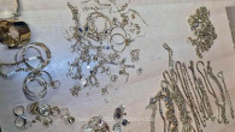 Bijuterii din aur descoperite la motorul unui autocar ce venea din Turcia. Sursa foto: Poliția de Frontieră | Poza 4 din 5