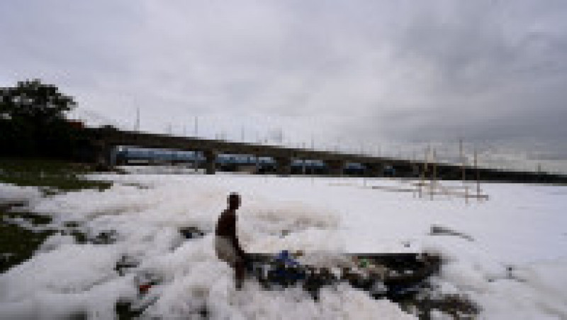 Spuma toxică a acoperit un râu sacru din India. FOTO: Profimedia Images | Poza 6 din 15