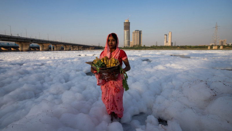 Spuma toxică a acoperit un râu sacru din India. FOTO: Profimedia Images