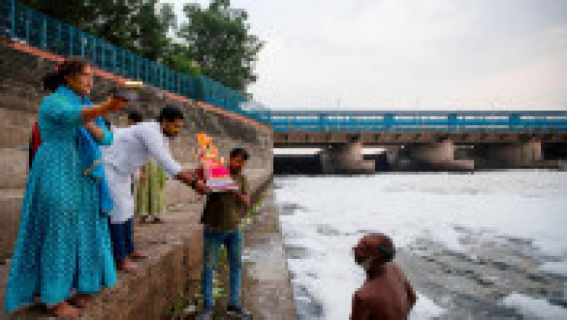 Spuma toxică a acoperit un râu sacru din India. FOTO: Profimedia Images | Poza 13 din 15