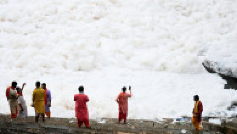 Spuma toxică a acoperit un râu sacru din India. FOTO: Profimedia Images | Poza 8 din 15