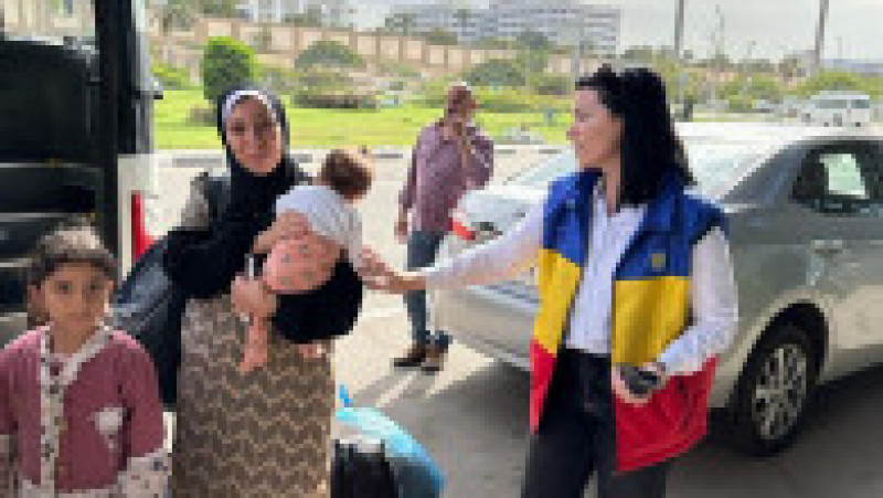Cetățeni români evacuați recent din Fâșia Gaza. Foto: Facebook/MAE | Poza 5 din 13