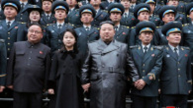 Kim Jong Un, alături de echipa de la NATA înainte de banchet. Sursa foto: Profimedia Images | Poza 2 din 6