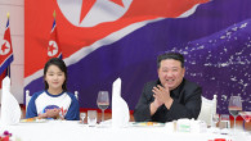 Kim Jong Un și fiica sa, la banchetul în cinstea reușitei lansări a satelitului spion. Sursa foto: Profimedia Images | Poza 4 din 6