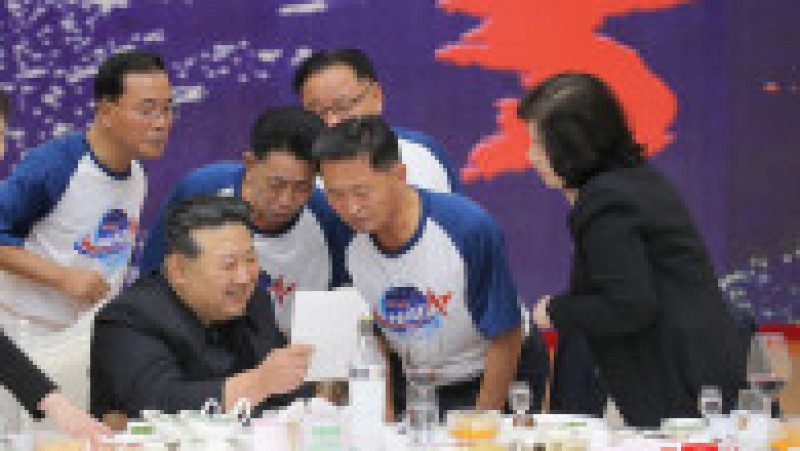 Kim Jong Un socializează cu cercetătorii NATA la banchet. Sursa foto: Profimedia Images | Poza 6 din 6
