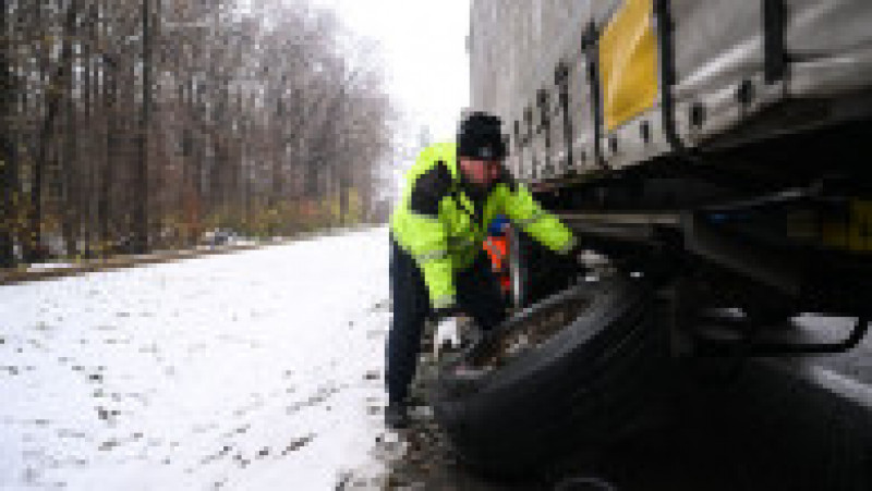Kievul se pregătește să evacueze șoferii de camioane ucraineni care sunt blocați de zile întregi la frontiera cu Polonia. Doi șoferi au murit deja în timp ce așteptau la cozile kilometrice. FOTO: Getty Images | Poza 12 din 15