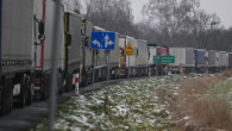 Kievul se pregătește să evacueze șoferii de camioane ucraineni care sunt blocați de zile întregi la frontiera cu Polonia. Doi șoferi au murit deja în timp ce așteptau la cozile kilometrice. FOTO: Getty Images | Poza 8 din 15