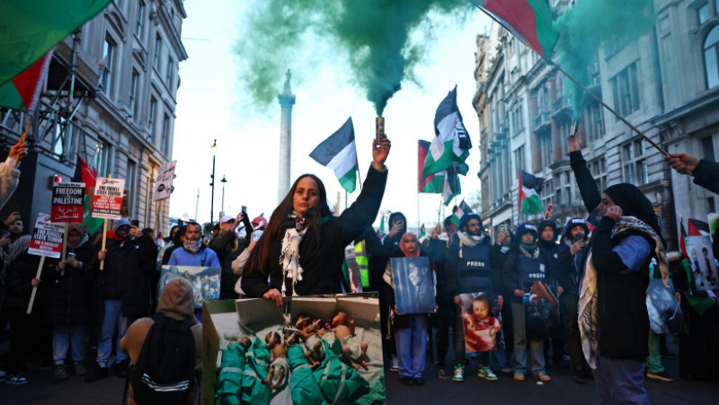 În jurul prânzului, coloana de manifestanţi a pornit pe Park Lane în direcţia Whitehall, cartier central din Londra, având sute de drapele palestiniene şi pancarte cu mesajele ''Opriţi bombardarea Gazei!'' şi ''Încetarea asediului''. Foto: Profimedia Images