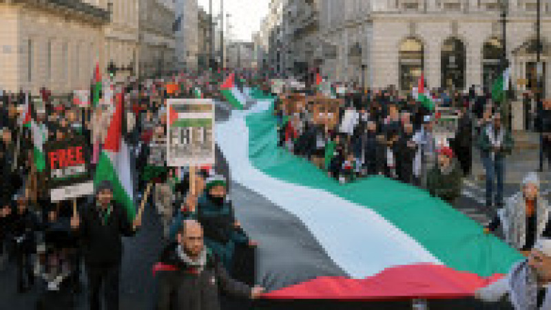 În jurul prânzului, coloana de manifestanţi a pornit pe Park Lane în direcţia Whitehall, cartier central din Londra, având sute de drapele palestiniene şi pancarte cu mesajele 