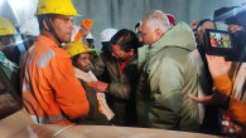 Cei 41 de muncitori blocați de 17 zile într-un tunel prăbușit în nordul Indiei au fost salvați. FOTO: Profimedia Images | Poza 3 din 6