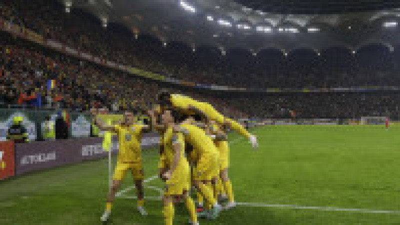 Jucătorii se bucură după golul marcat de Alibec | Poza 7 din 7
