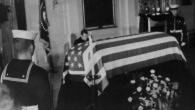 60 de ani de la asasinarea președintelui american JFK, împușcat de la distanță în timpul unei parade din Dallas. Sursa foto Profimedia Images | Poza 29 din 35