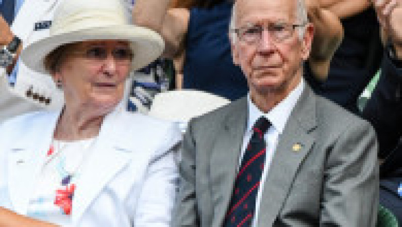 Sir Bobby Charlton, legendă a echipei Manchester United şi a naţionalei Angliei, a încetat din viaţă la vârsta de 86 de ani. Charlton a jucat în 106 meciuri pentru naţionala Angliei şi a înscris 49 de goluri, recorduri la momentul respectiv pentru Anglia. Sursa foto: Profimedia Images | Poza 28 din 32