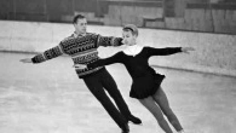 O legendă a categoriei perechi, Oleg Protopopov a murit la vârsta de 91 de ani. Împreună cu soţia sa, Ludmilla Belosova, a fost dublu campion olimpic la patinaj artistic în 1964 şi 1968. Oleg Protopopov a murit la vârsta de 91 de ani, la şase ani de la moartea soţiei şi partenerei sale, Ludmilla Belusova. Sursa foto: Profimedia Images | Poza 30 din 32