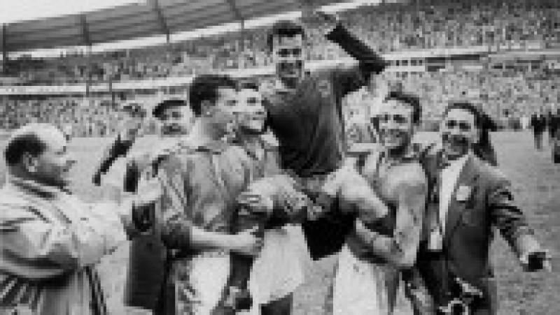 Just Fontaine, legendă a fotbalului francez, a încetat din viaţă, la vârsta de 89 de ani. Fontaine este deţinătorul recordului de cele mai multe goluri înscrise la o ediţie a Cupei Mondiale. El a înscris 13 goluri la CM din 1958. Sursa foto: Profimedia Images | Poza 12 din 32
