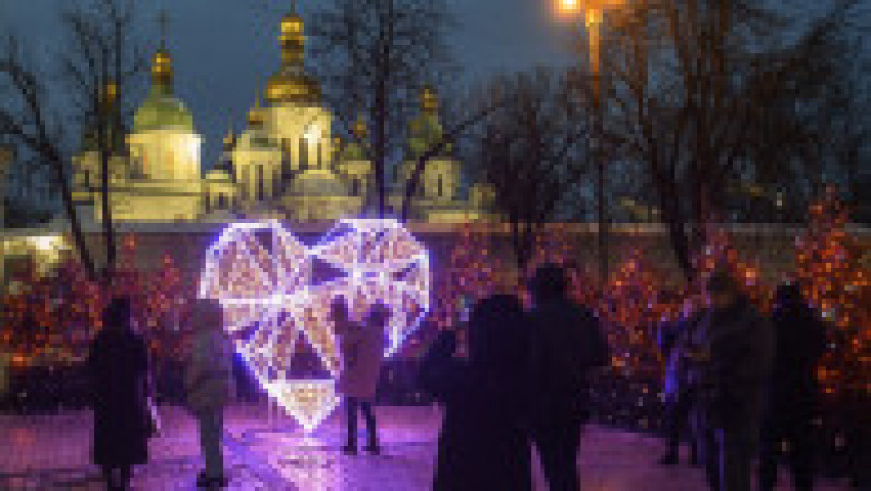 Primarul Kievului a aprins luminițele în uriașul brad de Crăciun din fața catedralei Sfânta Sofia. FOTO: Profimedia Images | Poza 22 din 34