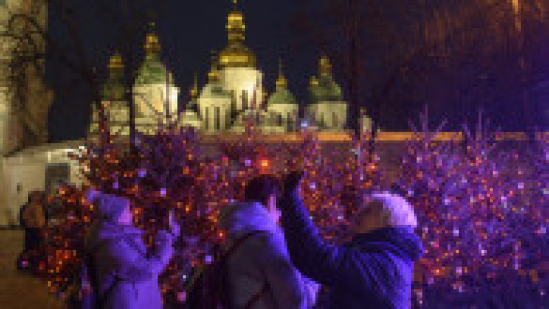 Primarul Kievului a aprins luminițele în uriașul brad de Crăciun din fața catedralei Sfânta Sofia. FOTO: Profimedia Images | Poza 24 din 34
