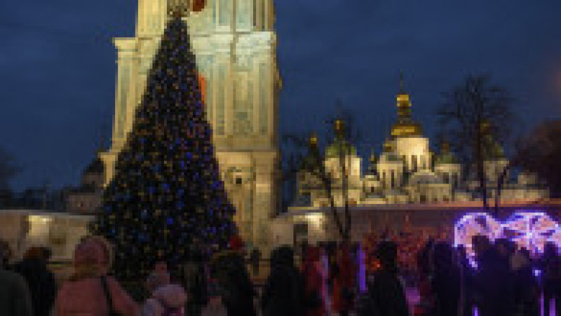 Primarul Kievului a aprins luminițele în uriașul brad de Crăciun din fața catedralei Sfânta Sofia. FOTO: Profimedia Images | Poza 21 din 34