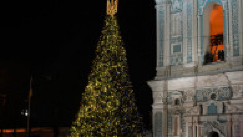 Primarul Kievului a aprins luminițele în uriașul brad de Crăciun din fața catedralei Sfânta Sofia. FOTO: Profimedia Images | Poza 32 din 34